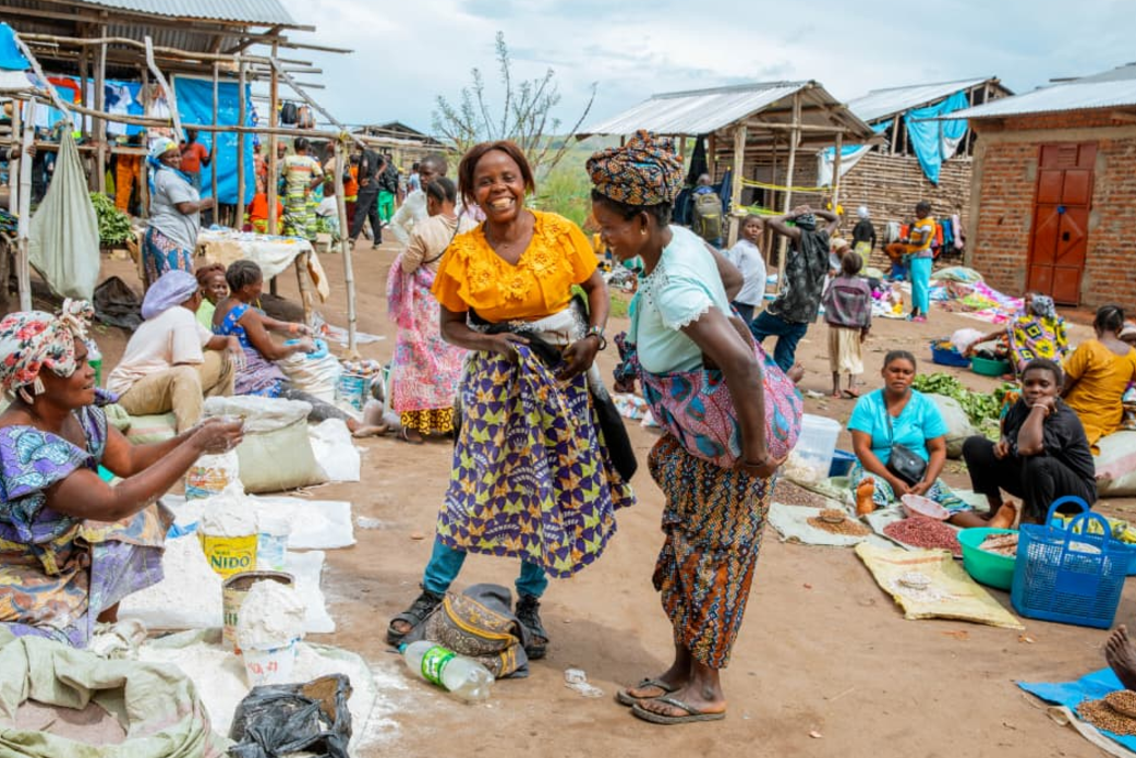 Deux membres de la communauté sourient au sein d'un groupe.